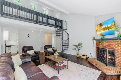 Modern Retreat-Fenced Big Yard/Fire Pit/Fast WiFi