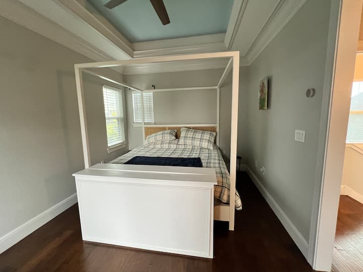 חדר השינה הראשי המרווח הזה נמצא בקומה השנייה.