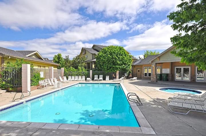 Pet-friendly Unit W/ Access To Pool, Jacuzzi & Gym