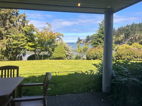 Top performing Airbnb: Mermaid Cove - OceanFront - 1BDRM @ Pacific Shores in Nanaimo E