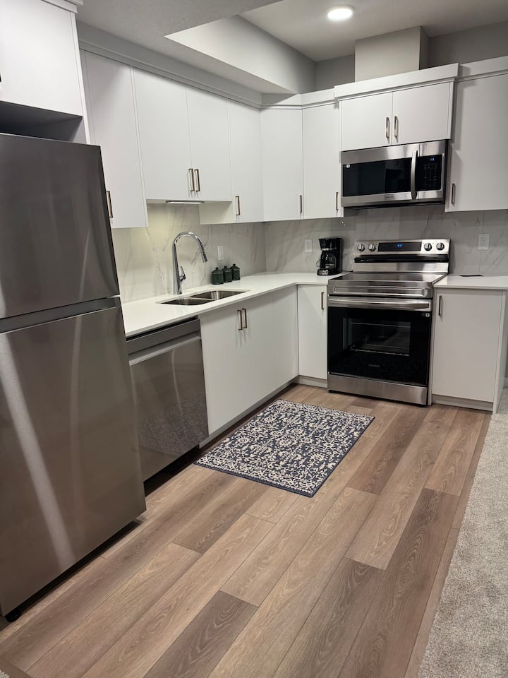 Minutes From Spruce Meadows/designated Parking - Calgary