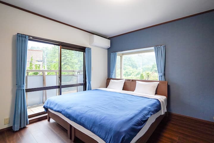 Hiki ni kitanda kikubwa, sofa na chumba cha chini cha meza.Inashauriwa kutumia hadi watu 3, ikiwemo watu wazima 2 (watoto) au watoto.