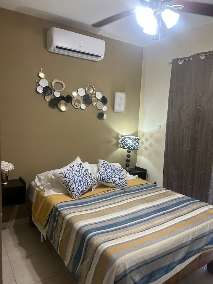 Lijepa i udobna spavaća soba u bojama pijeska koja izazivaju osjećaj opuštenosti, sa zamračenim zavjesama koje blokiraju vanjsko svjetlo i omogućuju dobar odmor 