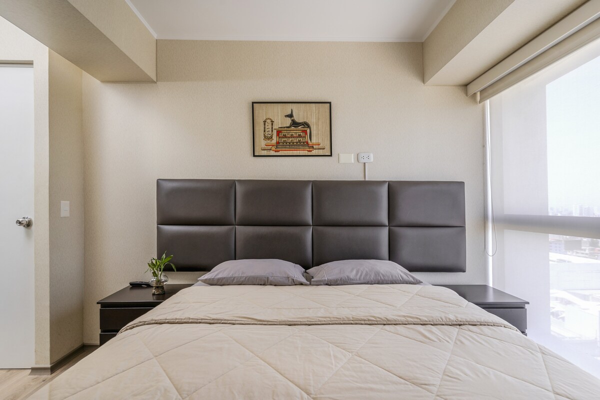 Glavna soba s bračnim krevetom i privatnom kupaonicom u kojoj ćete uživati u prekrasnom pogledu na horizont Lime.