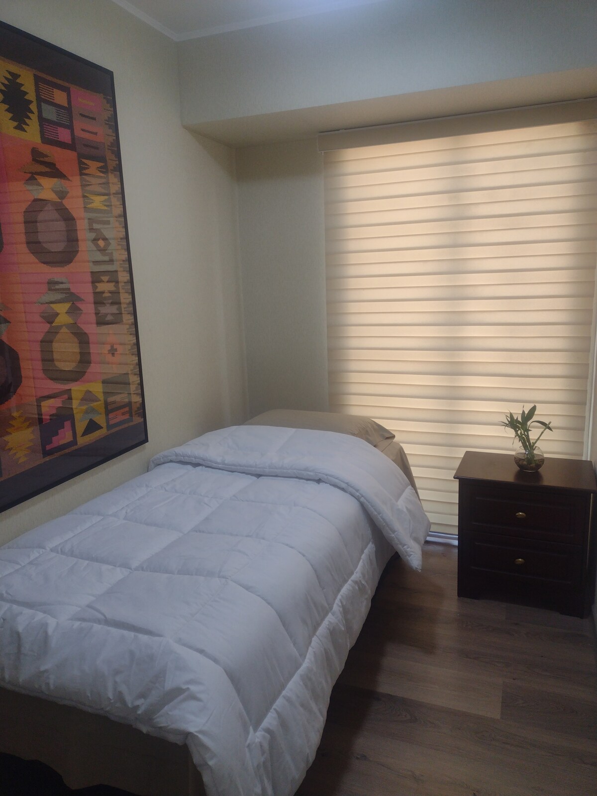 Udoban krevet za jednu osobu za ugodan odmor.