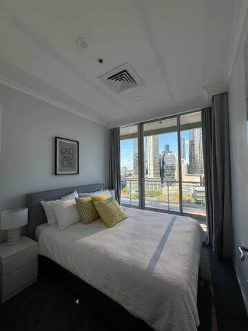 On RIVER – 2bed appt, free park gallery image 3