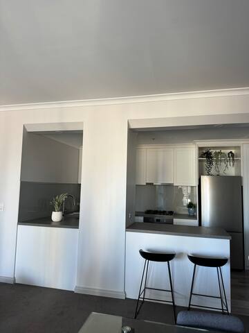 On RIVER – 2bed appt, free park gallery image 5