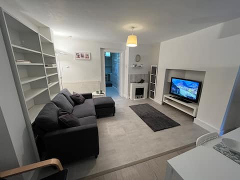 Mossley Maisonette-(Entire Apartment)