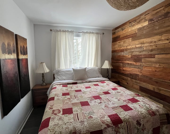 Colchón tamaño queen con protector para ácaros del polvo. 
Habitación con vistas al lago