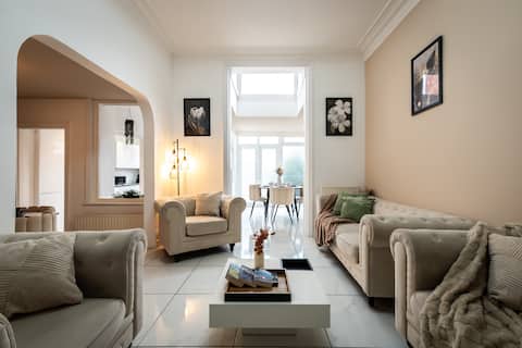 Open Mind Property - HotTub, 8 Beds & 2 Car Spaces