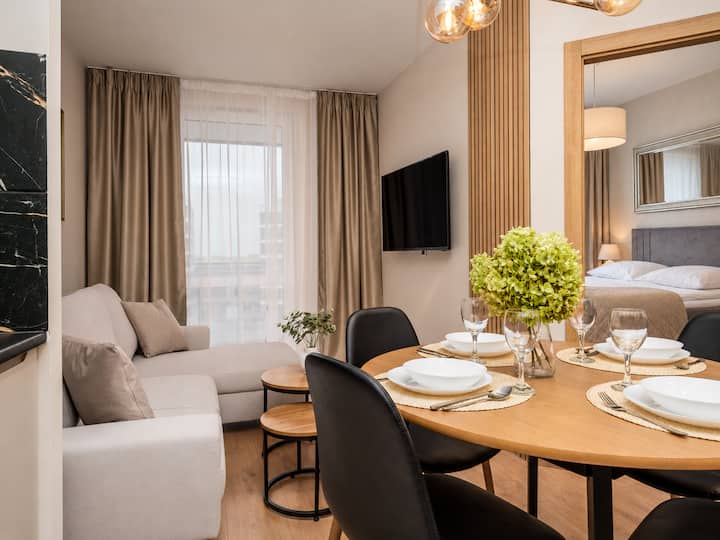 Espacio de estar abierto y multifuncional, ideal para trabajar, comer y relajarse con Smart TV.
