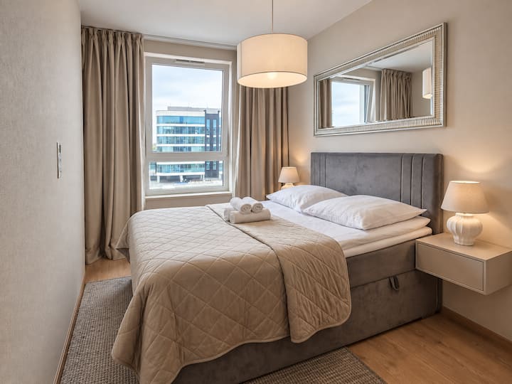 Garantía de un sueño tranquilo en una cómoda cama tamaño king (160x200 cm).