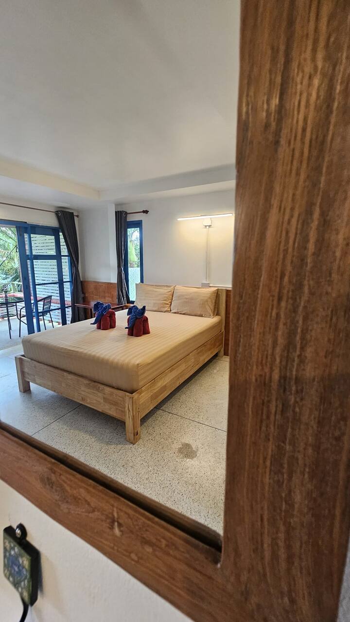 U sobi se nalazi bračni krevet i kauč na razvlačenje, pa se po potrebi može smjestiti i treća osoba.