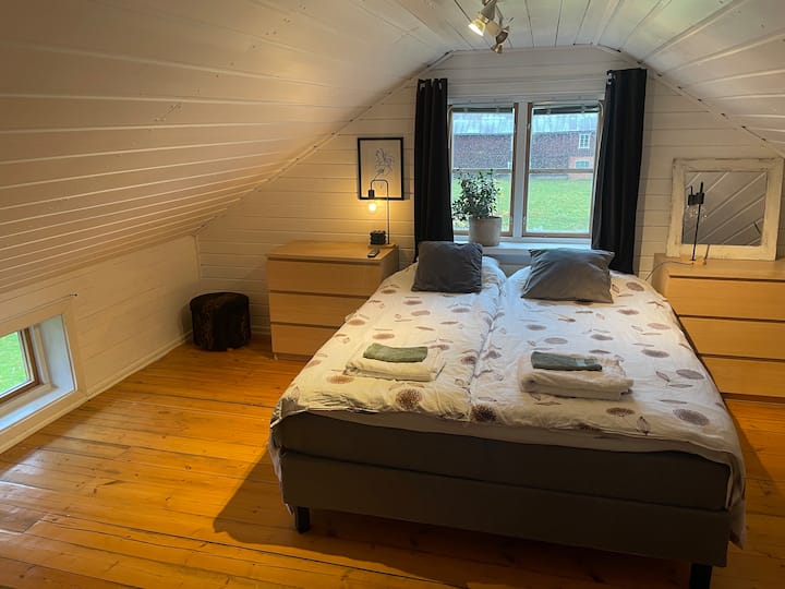 Dormitorio con cómoda cama doble en la planta superior. TV en la habitación. 