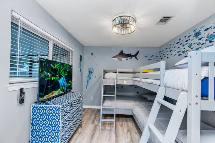 ห้องฉลามมีเตียง 2 ชั้น 2 หลังเตียงเดี่ยว 4 หลังน้ำหนักสูงสุด 300 ปอนด์ด้านบน 