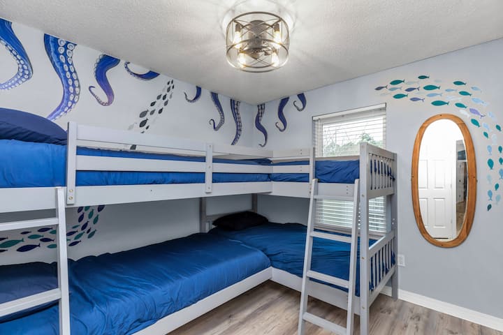 ห้องปลาหมึกมีเตียง 2 ชั้น 2 หลังโดยมีน้ำหนักสูงสุด 300 ปอนด์อยู่ด้านบน ติดตั้งสมาร์ททีวีขนาด 55 นิ้วเพื่อความสะดวกสบายของคุณ 