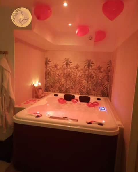 L'harmonie loveroom jacuzzi massage table