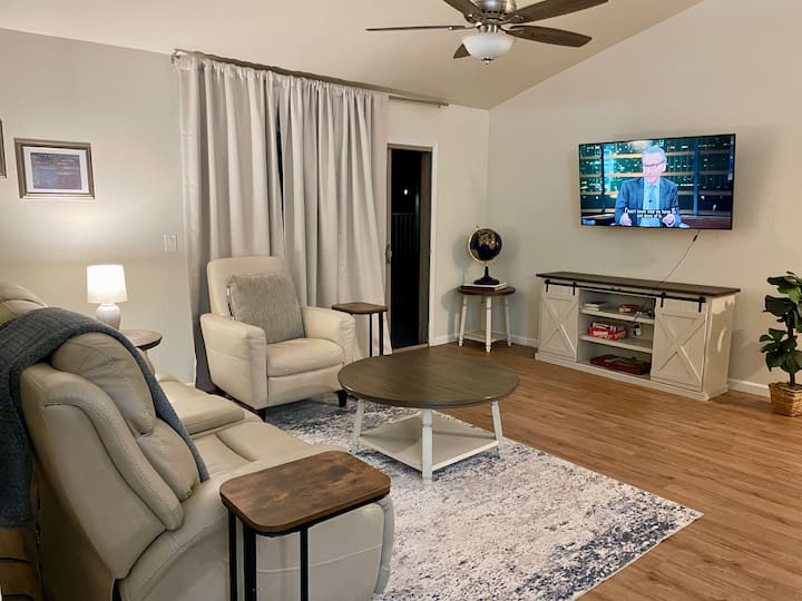 Beautiful Spacious Remodeled Home W Pool & Patio - Peoria, AZ