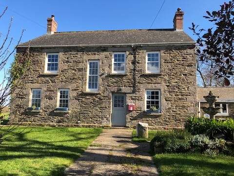 Secluded farmhouse with shepherd's hut near Gweek