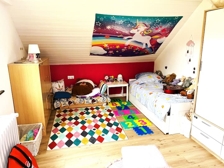 غرفة الأطفال 2، أنثوية إلى حد ما، سرير فردي، لعبة