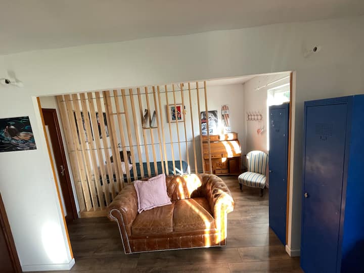 Bedroom with a single bed, equipped with partitions and curtains, ideal for children 