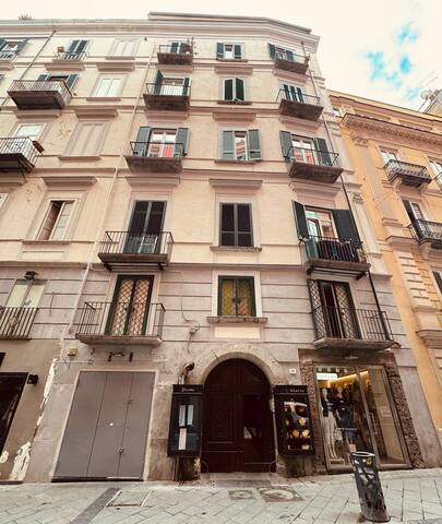 Alma de Chiaja-DeluxeDuplex“Le Palme”super central gallery image 3