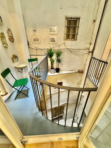 Alma de Chiaja-DeluxeDuplex“Le Palme”super central gallery image 4