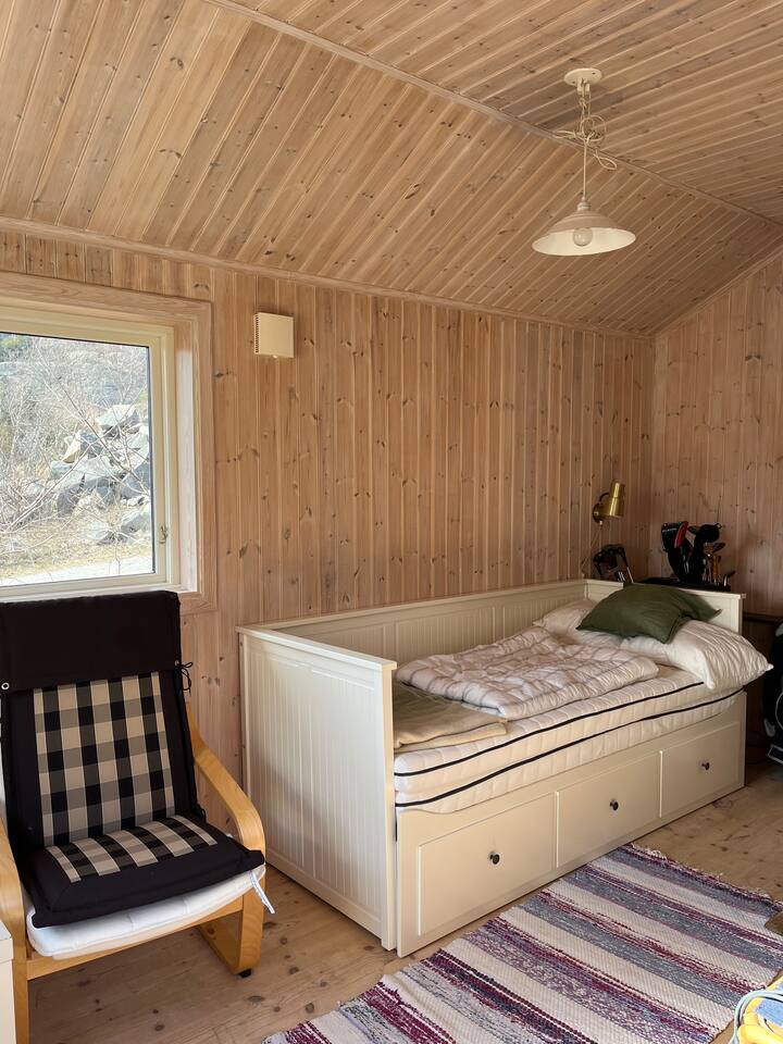 Questo letto può essere trasformato in un letto matrimoniale e si può quindi ospitare un totale di 12 persone.