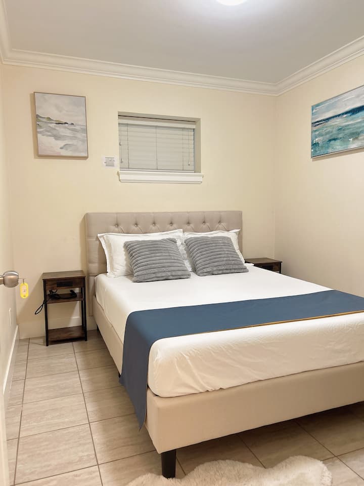 ห้องนอนที่อบอุ่นพร้อมผ้าปูที่นอนขนาดควีนไซส์ที่สะดวกสบายและเครื่องนอนคุณภาพเยี่ยม