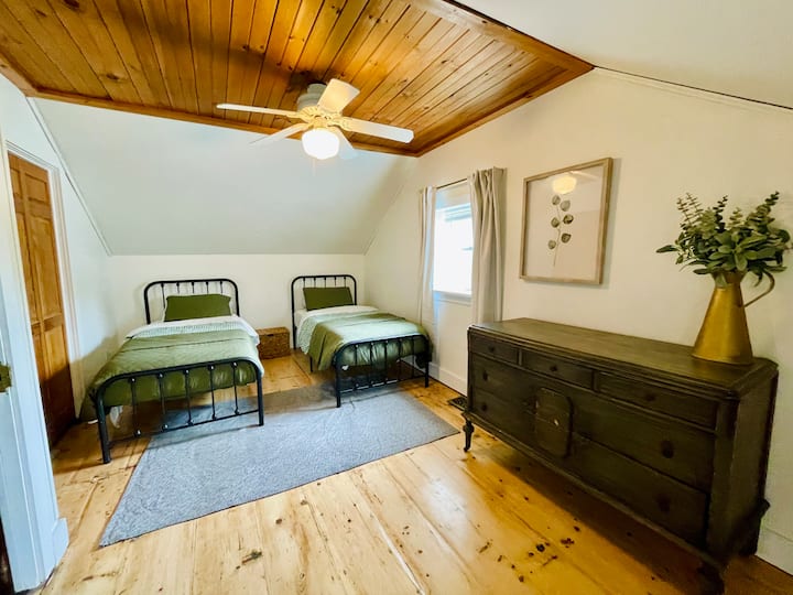 חדר שינה עם שתי מיטות נפרדות 