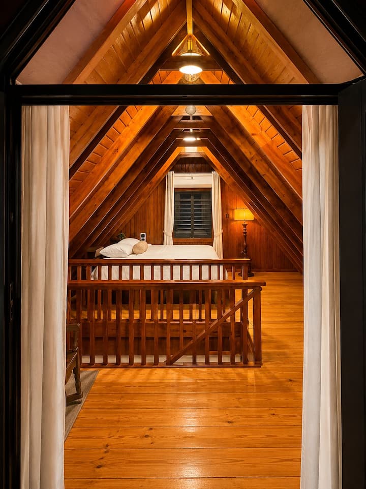 Hermosa cama hecha a mano, creada por la misma persona que construyó la Chalet, aportando un toque artesanal y único al espacio.
