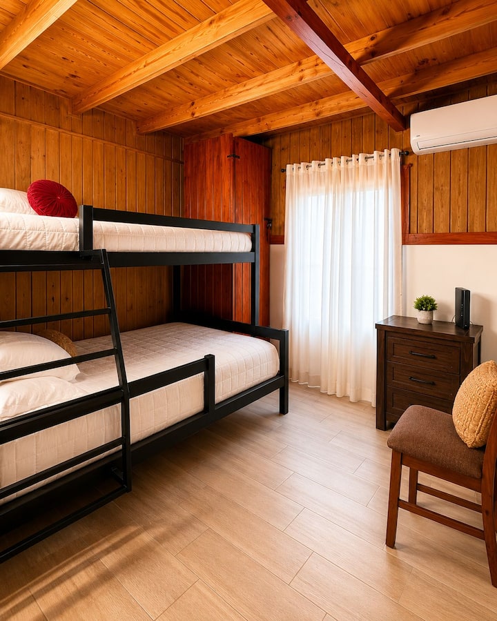 Cama litera full y twin de acero, diseñada para la Chalet, combinando resistencia y un diseño único para el espacio.