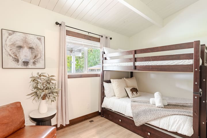 Note: Bedding linen color and pillow arrangement may vary depending on cleaning cycle.