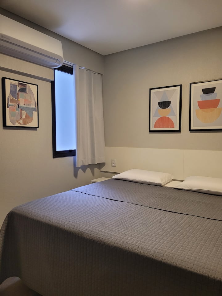 O quarto possui ventilação natural e o ar-condicionado é quente e frio. Os hóspedes escolhem entre 2 camas de solteiro ou 1 para casal, além do enxoval de cama e banho completo da linha branca que são higienizados por lavanderia profissional.  