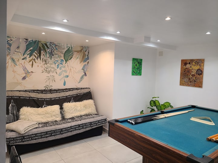 Sebule iliyo na meza ya bwawa na kitanda cha watu wawili