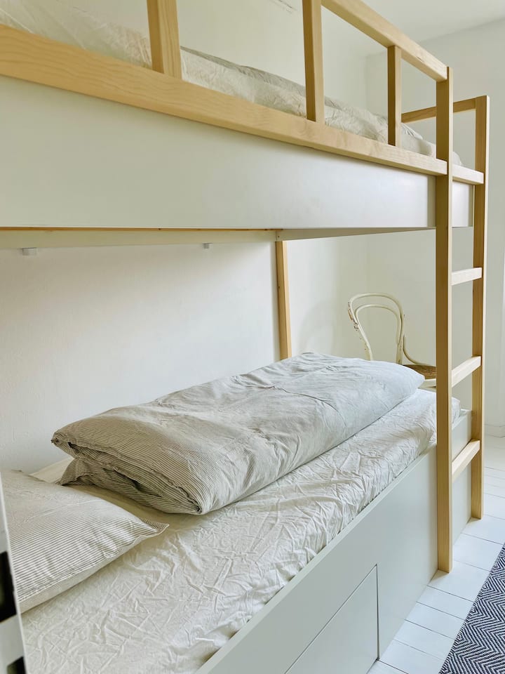 In the Millefeuille room, all the layers of the cabin bed and strip of bedding do the name. Here you are woken up by the morning sun. 