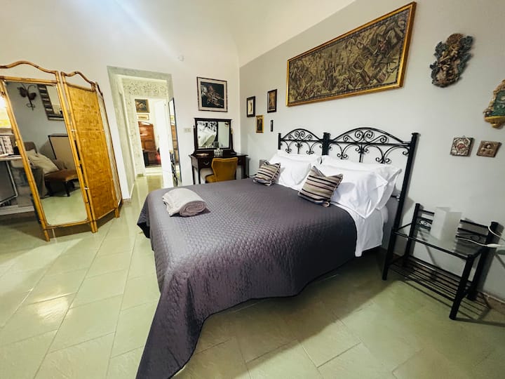 Chambre dédiée aux clients avec lit double, salle de bains dans la chambre à usage exclusif avec jacuzzi .