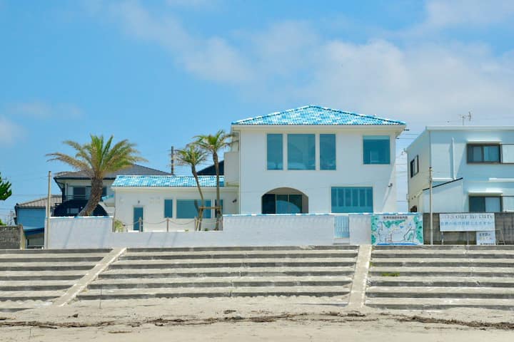 0 seconds to the beach! Beachfront! Villa with pool and sauna right in front of a beautiful beach