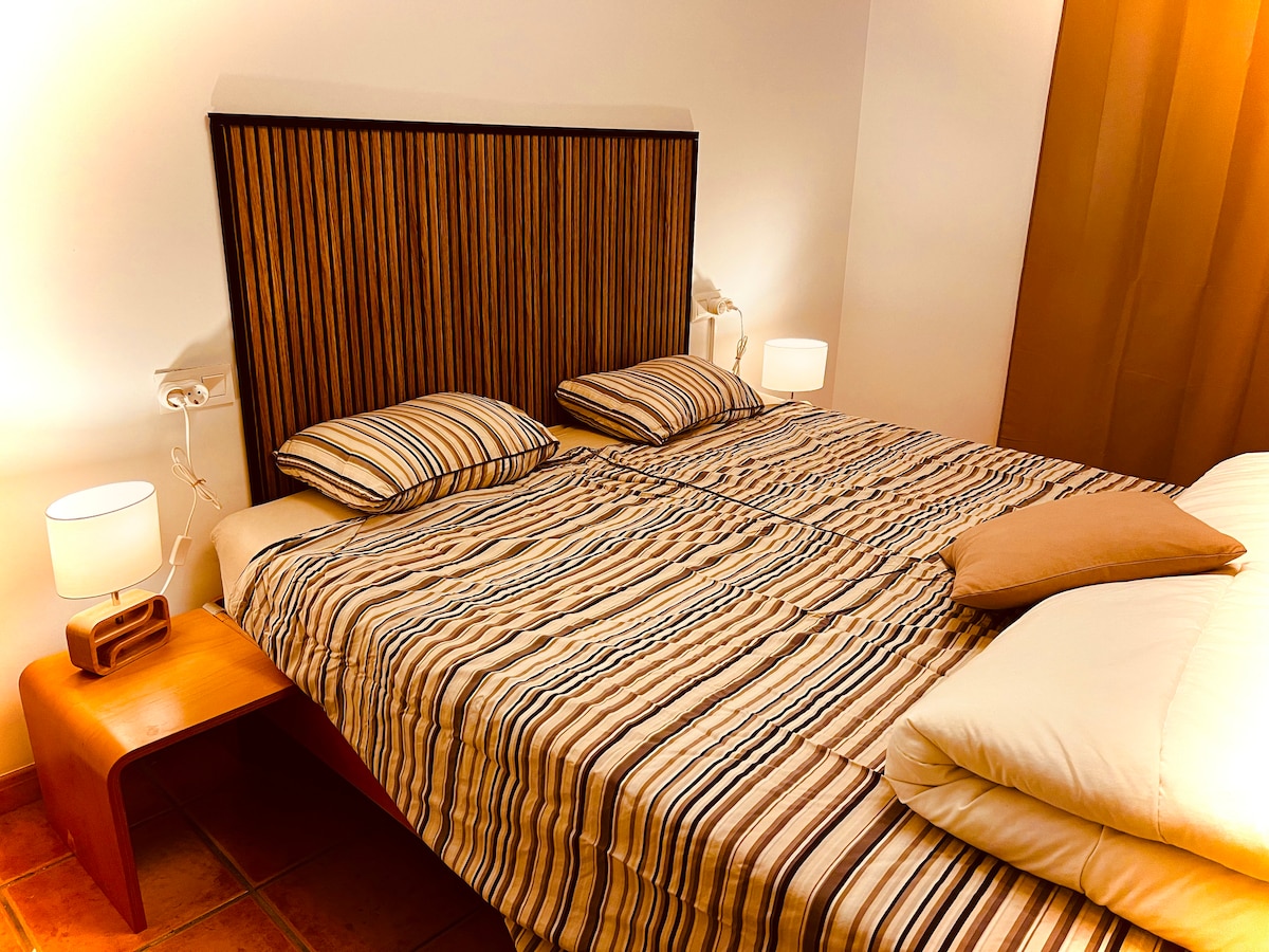 غرفة نوم رئيسية مع خزائن مدمجة. سرير 180 × 200 سم (مرتبتان منفردتان). تم تجديده في أبريل 2025.