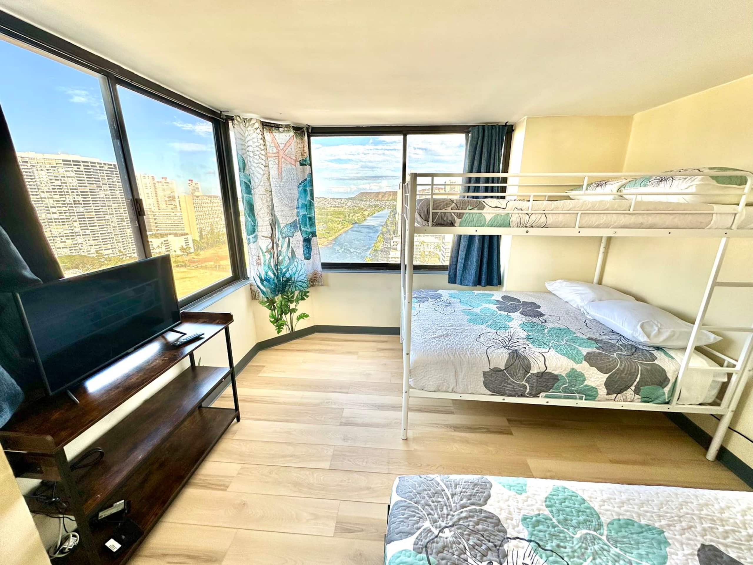 Ocean/Canal/Mountain /FamilyView in Waikiki6person - Photo 12
