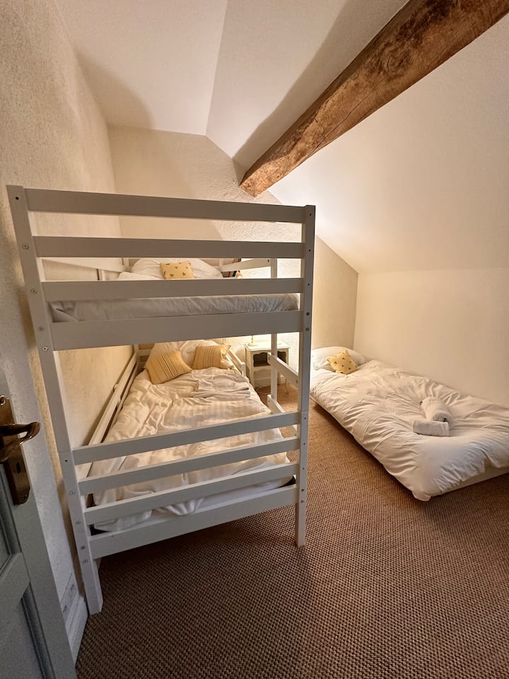 Chumba cha watoto, kitanda cha ghorofa na kitanda cha droo 