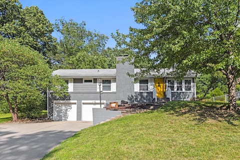 Retro Residence w/Path to Pond