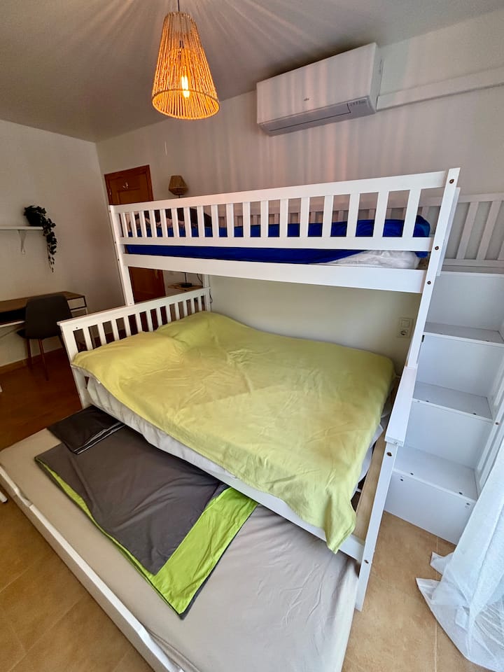 Una cama doble , una cama individual litera y una cama individual nido ( 4 camas )