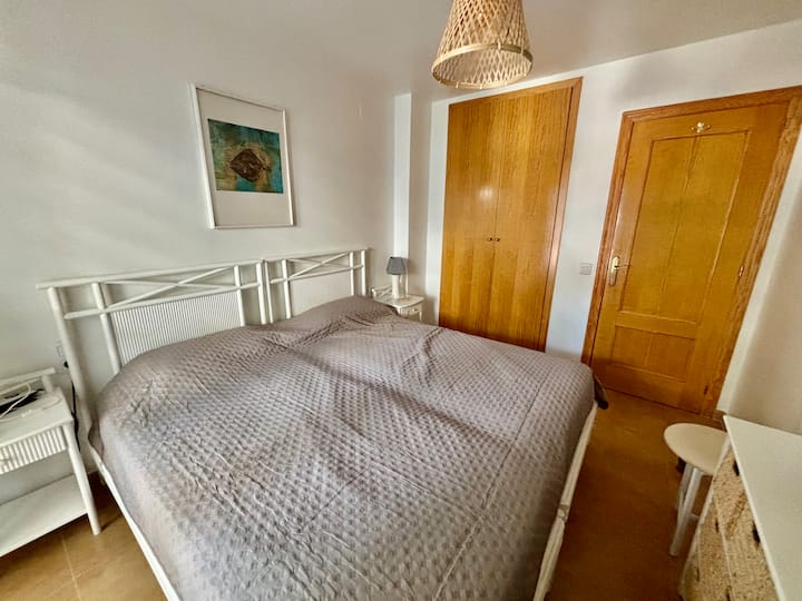 Dos camas 90 que forman una cama grande de 180 con gran armario 