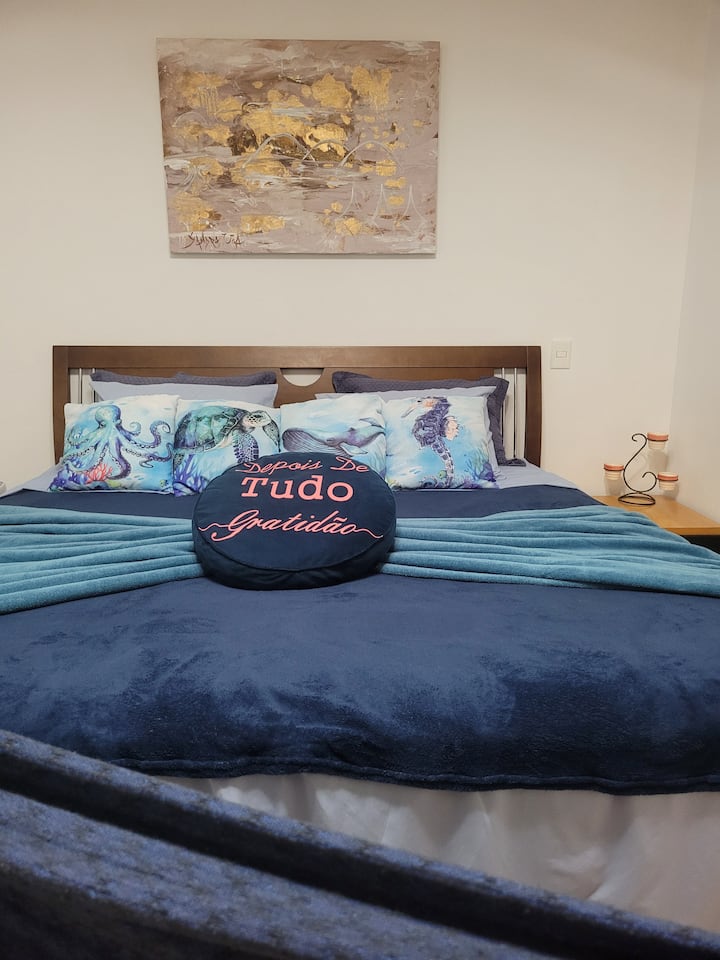 เตียงซูเปอร์คิงไซส์ 1 เตียงพร้อมที่นอนนุ่มสบายและฐานเตียงใหม่! 
ที่นอนกันกระแทก 1 อันกันน้ำไม่มีเสียงดัง
4 หมอนตกแต่งด้วยลายพื้นทะเล

ยกขาขึ้นและพักผ่อน...

* รู้สึกดี! บนคลื่นนี้;)