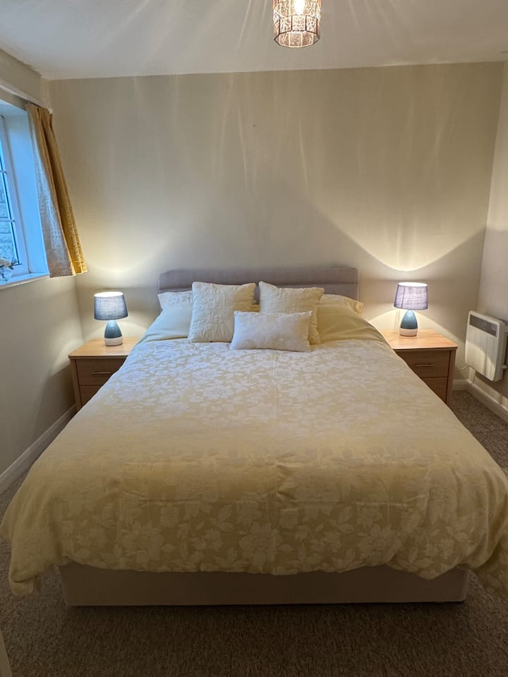 ห้องพักมีตู้เสื้อผ้าบิลท์อินขนาดใหญ่มากด้วย 