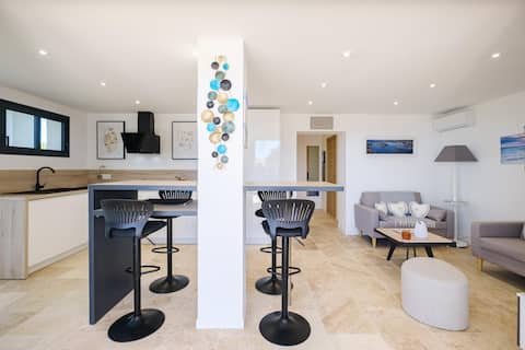 Top Airbnb: Luxury apartment, sea view, pool. in Roquebrune Sur Argens