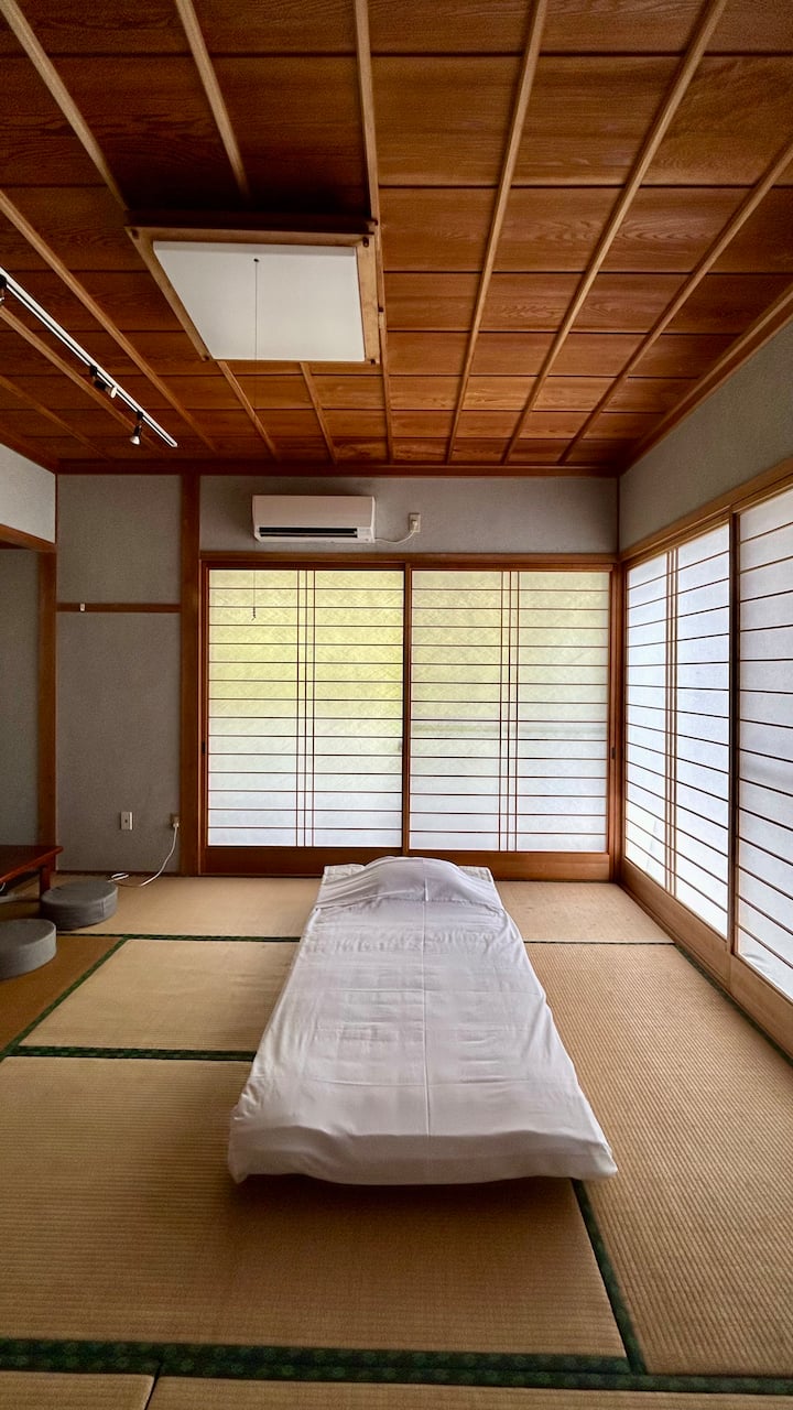 The 8 tatami mat room in the back can also be used as a guest room.Please arrange the rooms for two families, separate for men and women, and for children.