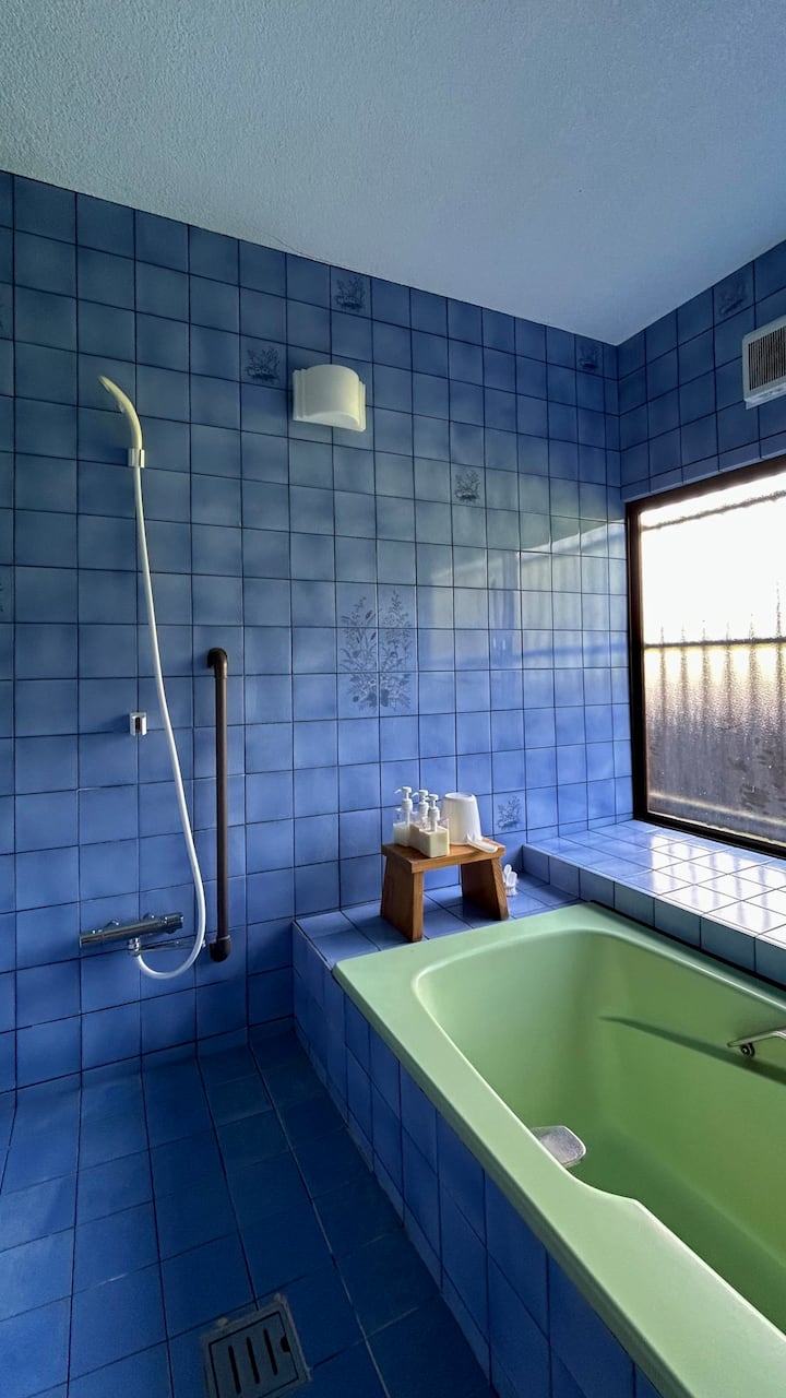 昭和レトロなバスルームはシャワーとお風呂をご利用頂けます。