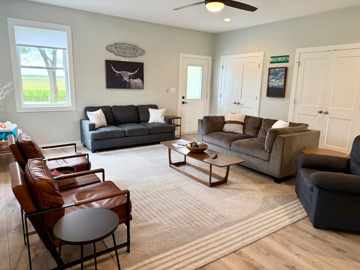 Quiet Farmhouse Retreat - Cedar Lake, IN